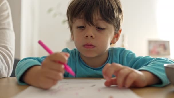Kind eindigt schoolwerk en is blij om een nieuwe taak te ontvangen - Video