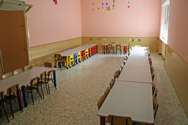Трапеційні столи зі стільцями та дитячим садом
 - Фото, зображення
