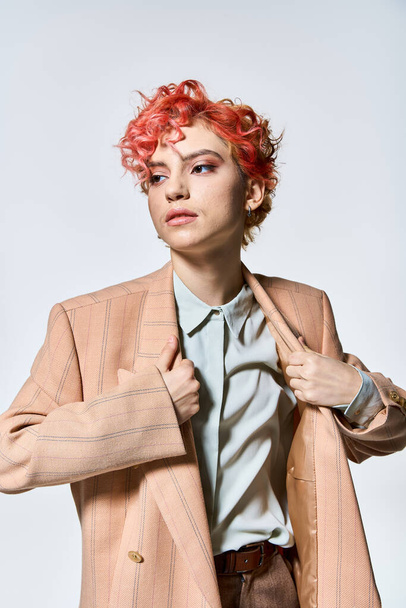 Блестящая женщина с рыжими волосами носит стильный пиджак. - Фото, изображение