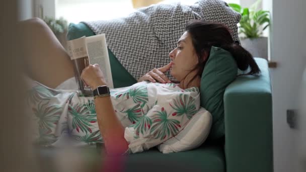 Nutrir la mente - Lady se relaja con el libro en el sofá - Imágenes, Vídeo