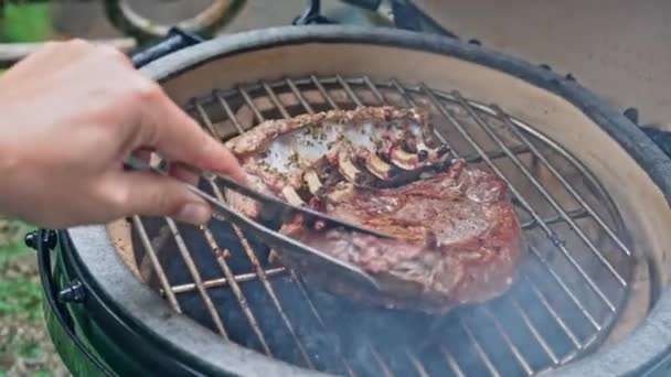 Turning Steak On Garden Barbacoa Parrilla - Imágenes, Vídeo