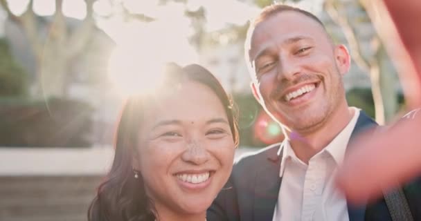 Business people, selfie and outdoor with smile, sunshine and picture with memory and startup. New York, face and couple of friends with happiness or summer with lens flare, partnership or cooperation. - Footage, Video
