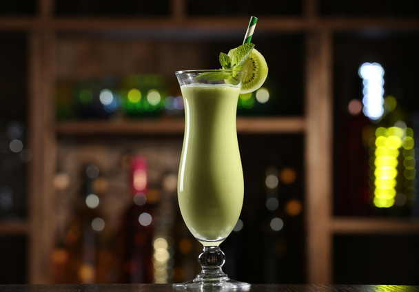 Склянка фруктового коктейлю в барі на яскравому розмитому фоні
 - Фото, зображення