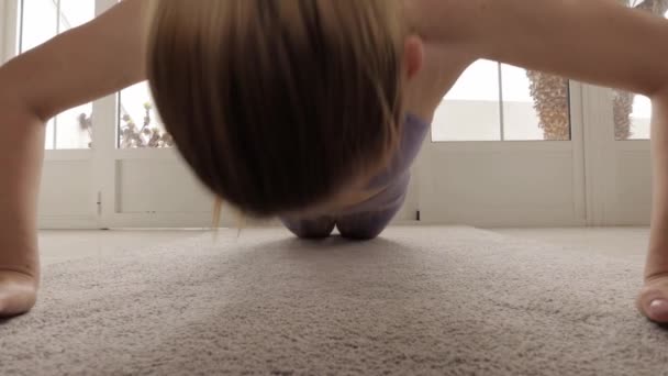 jonge vrouw doet stretching oefening op mat - Video