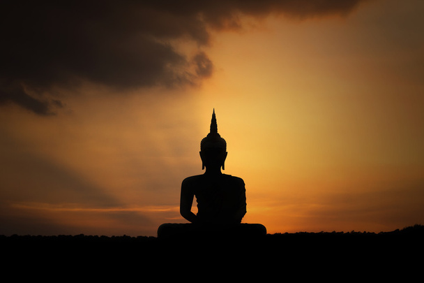 Maior estátua de buddha no fundo do pôr do sol
 - Foto, Imagem