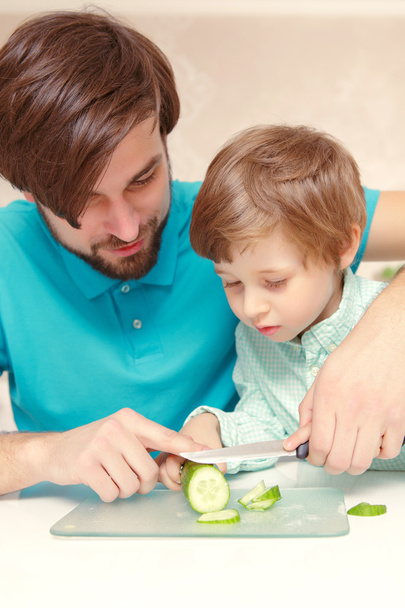 Father cooks with his son - Foto, Bild