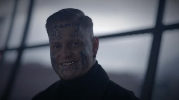 Figyelem kereső tetovált férfi személy álló Urban City Street - Felvétel, videó