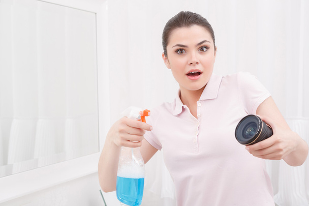 Jonge dame fungeert als reinigen van object-glas - Foto, afbeelding