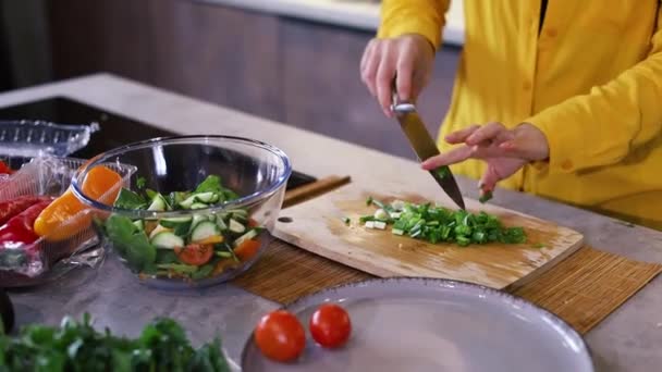 30 років Азіатська жінка, що стоїть на домашній сучасній домашній кухні, готує здоровий овочевий салат, посміхається, насолоджуючись процесом. Задоволений клієнт домогосподарки легкої зручної концепції доставки свіжих органічних продуктів - Кадри, відео