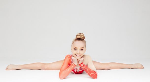 Atractiva chica joven haciendo split
 - Foto, imagen