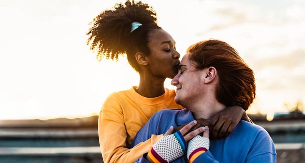 Açık havada romantik bir an yaşayan eşcinsel çift - Lgbt ve aşk ilişkisi kavramı - Fotoğraf, Görsel
