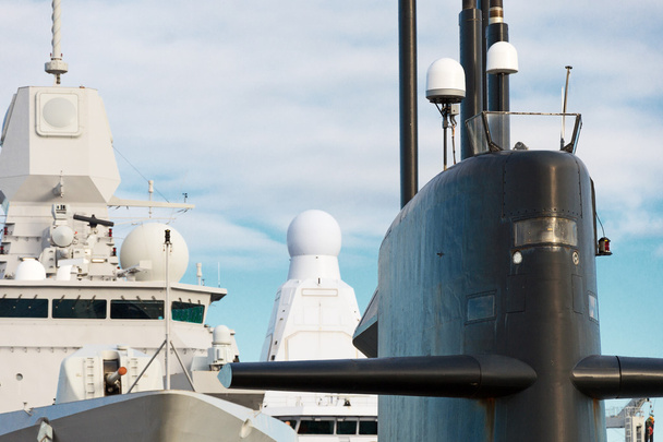 Ναυτικό στόλο. Υποβρύχιο και πολεμικά πλοία με τα πυροβόλα όπλα. - Φωτογραφία, εικόνα