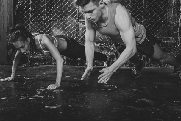 Des sportifs. remise en forme homme formateur et femme faisant applaudissements push-ups explosif force concept d'entraînement Crossfit fitness entraînement puissance de force
 - Photo, image