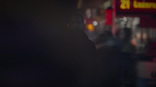 Portrét přemýšlivého muže s obavami při pohledu na dojíždějící lidi - Záběry, video
