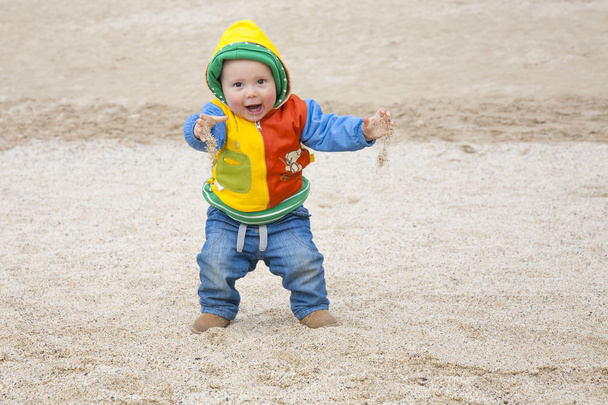 niño caminando en la playa
 - Foto, imagen