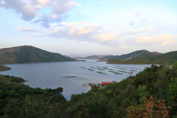el paisaje Hermoso del lago Koman en Albania cerca de Shkoder - Foto, imagen