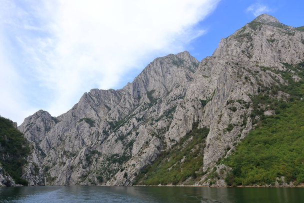 Arnavutluk 'taki Koman Gölü manzarası - Fotoğraf, Görsel