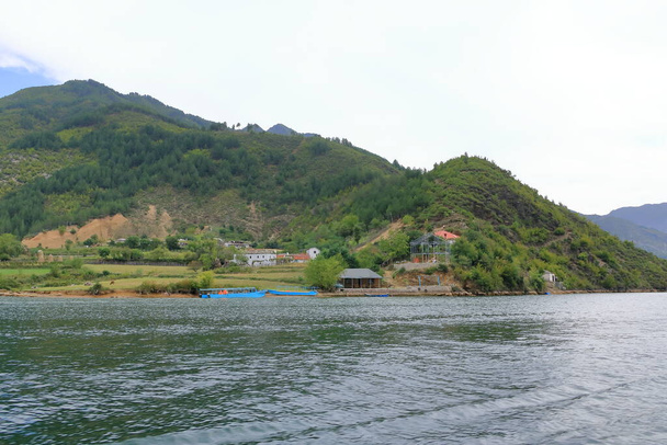 Estabelecimento ao lado do lago Koman, Albânia - Foto, Imagem