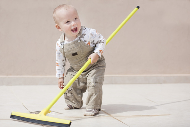 malé dítě je čištění podlahy - Fotografie, Obrázek