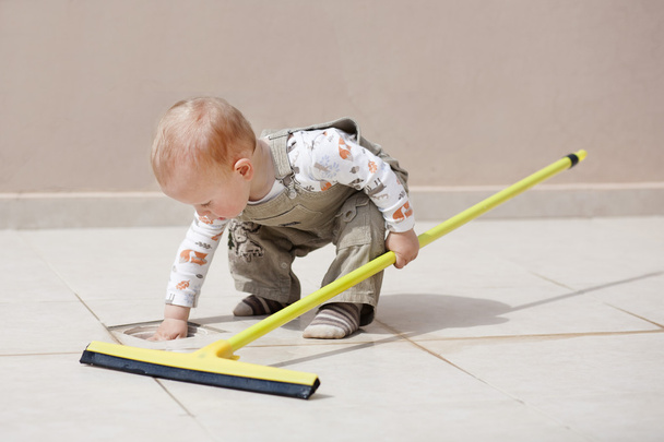 kleines Kind putzt den Fußboden, 2 - Foto, Bild
