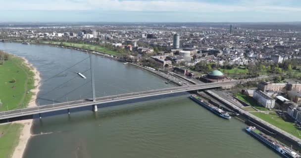 Vista aérea del dron sobre el Rheinkniebrucke o el puente de la rodilla del Rin en Dusseldorf, Alemania. Puente sobre el Rin, infraestructura y vista al horizonte urbano de la ciudad. - Metraje, vídeo