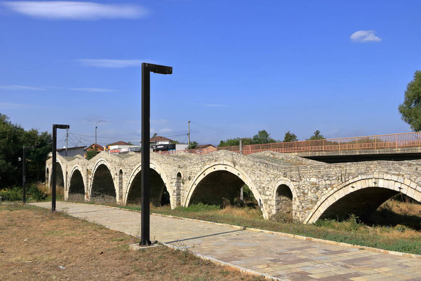 22. září 2023 - Gjakova v Kosovu: Most Terzijski známý také jako most Tailor - Fotografie, Obrázek