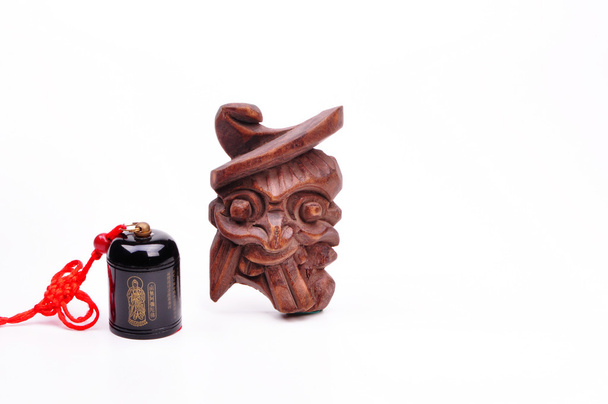 Petite cloche Feng Shui et Amulette de Démon sur fond blanc
 - Photo, image