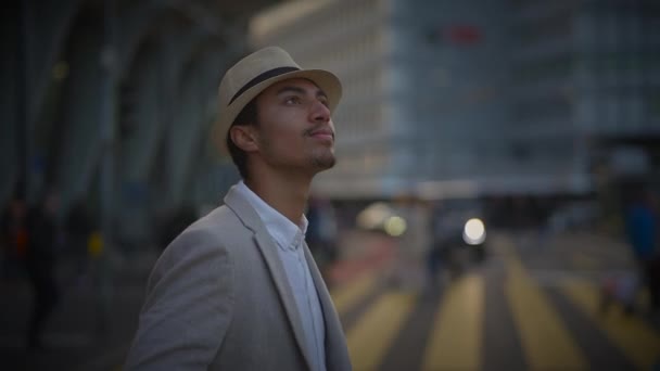 Style de vie urbain Portrait d'un homme heureux jouissant de la vie en ville à l'extérieur - Séquence, vidéo