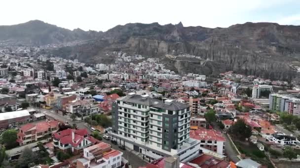 La Paz, Bolivya, yoğun şehir manzarası üzerinde uçan hava manzarası. San Miguel, güney bölgesi.. - Video, Çekim