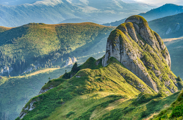 Красивий мальовничий пейзаж у горах Чукас частина Карпат в Румунії. - Фото, зображення