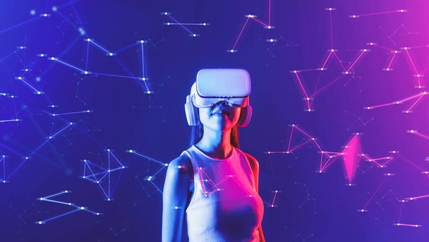 Vrouwelijke staan in cyberpunk neon licht dragen witte VR-headset en tank top aansluiten metaverse, toekomstige cyberspace community technologie, Ze kijkt in virtual reality object met een bril. Hallucinatie. - Foto, afbeelding