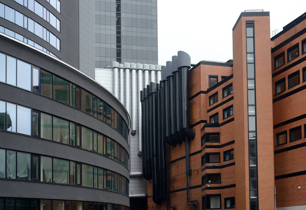edificios de oficinas de arquitectura moderna con tuberías de ventilación en Tallin, Estonia  - Foto, imagen