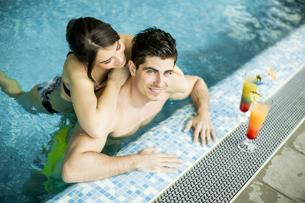 jeune couple dans la piscine - Photo, image