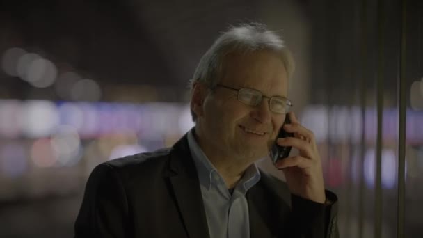Gerente de chamadas sorrindo após o acordo de sucesso empresarial negócio vitória - Filmagem, Vídeo