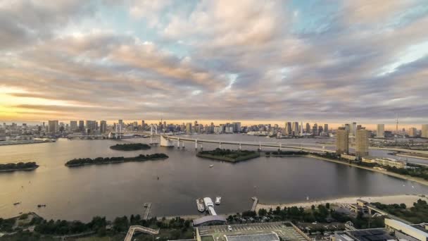 Aika raukeaa sateenkaari silta näkymä Tokionlahdella
 - Materiaali, video