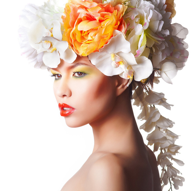 Beautiful and fashion woman with flower wreath - Foto, Imagen