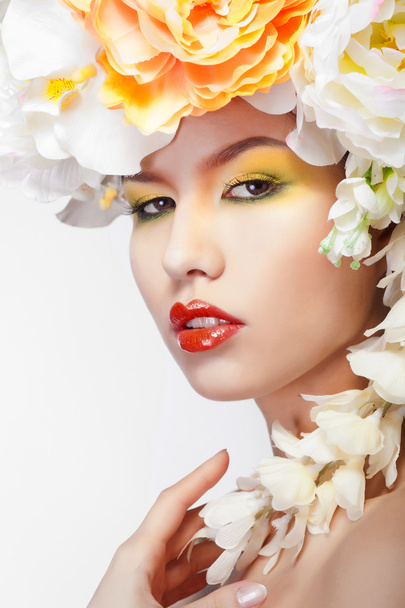 Beautiful and fashion woman with flower wreath - Zdjęcie, obraz