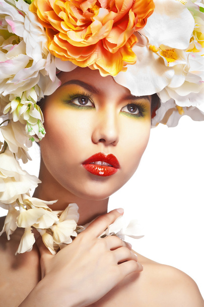 Beautiful and fashion woman with flower wreath - Foto, afbeelding