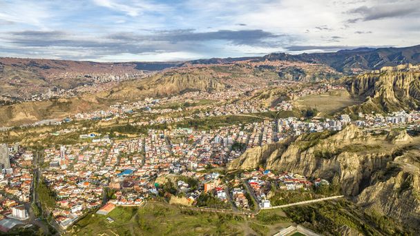 La Paz, Bolívie, letecký výhled letící nad hustou městskou krajinou. San Miguel, jižní distric. Jižní Amerika - Fotografie, Obrázek