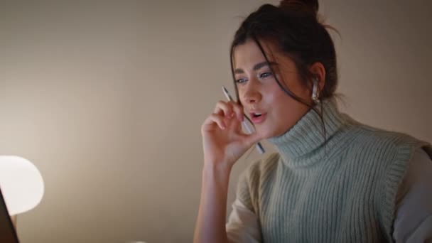 Καθυστερημένη επιχειρηματίας μιλώντας εικονική κλήση έλεγχο ειδοποίησης κινητό τηλέφωνο στο νυχτερινό σαλόνι closeup. Μιλώντας γυναίκα κρατώντας smartphone κάθεται στο γραφείο στο σπίτι. Όμορφη κυρία που εργάζεται το βράδυ  - Πλάνα, βίντεο