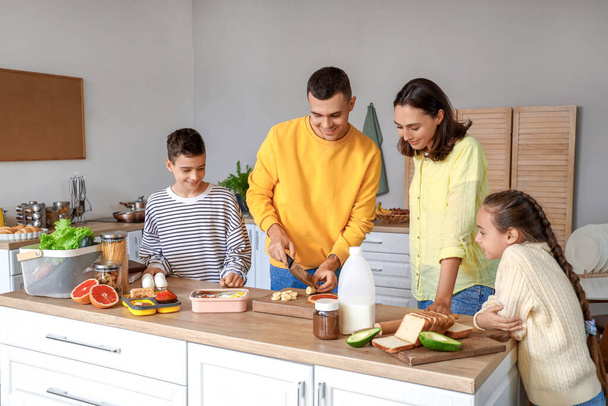 Щаслива сім'я готує на кухні
 - Фото, зображення