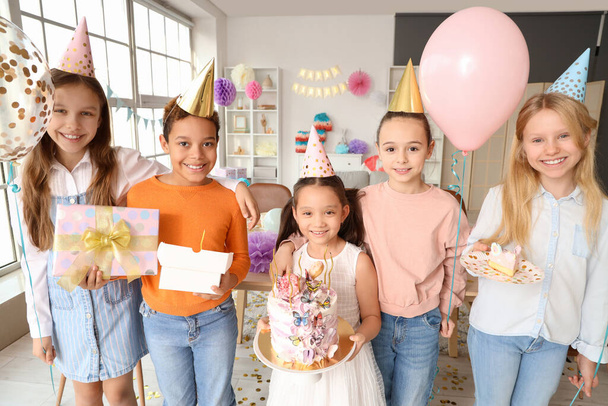Lindos niños pequeños con pastel de cumpleaños y regalos en la fiesta - Foto, imagen