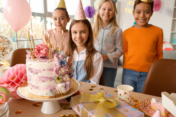 Tort urodzinowy na stole na imprezie dla dzieci, zbliżenie - Zdjęcie, obraz