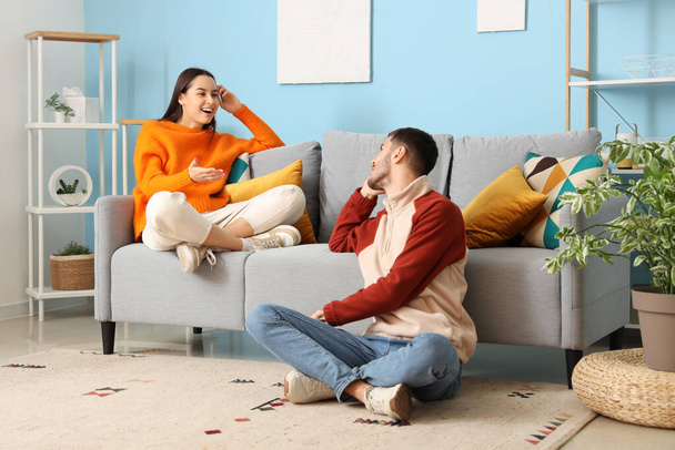 Schönes junges glückliches Paar ruht sich zu Hause auf dem Sofa aus - Foto, Bild
