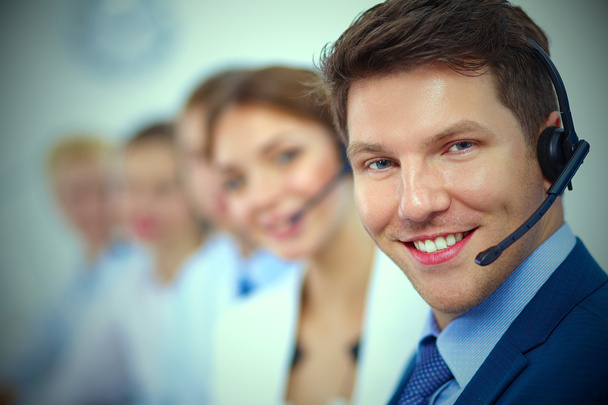 Atractivo Sonriendo jóvenes empresarios positivos y colegas en una oficina de call center - Foto, Imagen