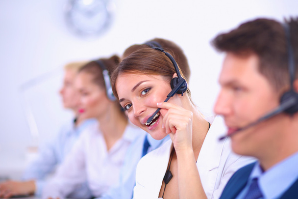 Aantrekkelijk Lachend positieve jonge ondernemers en collega 's in een callcenter - Foto, afbeelding