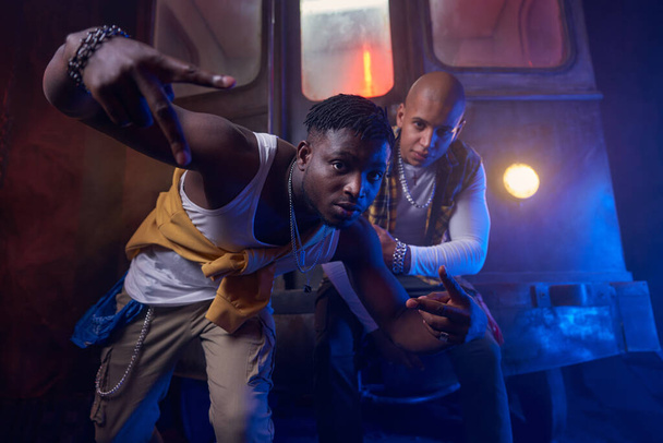 Bir grup havalı duygusal adam yeraltında hip-hop gösterisi yapıyor. Gençler rap için çıldırıyor - Fotoğraf, Görsel