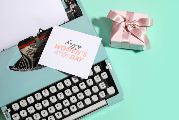 Ročník psací stroj, dárková krabička a pohlednice ke Dni žen na tyrkysovém pozadí - Fotografie, Obrázek