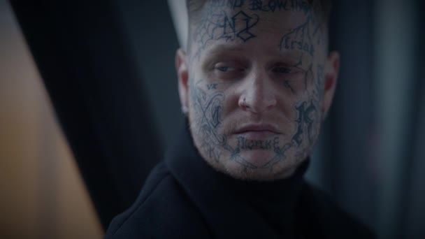 Persona masculina tatuada que busca atención de pie en la calle Urban City - Imágenes, Vídeo