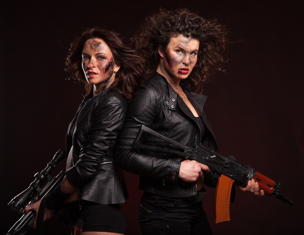 Asesinos femeninos fuertes armados
 - Foto, Imagen